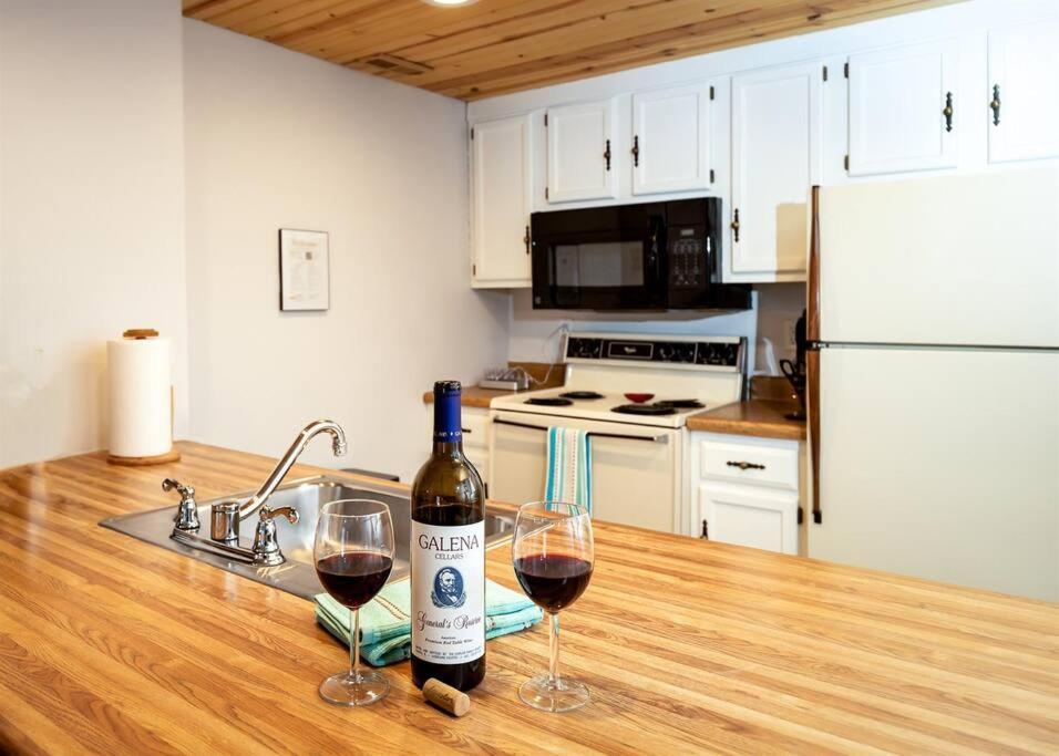 Peaceful 2-Bedroom Townhome Retreat W/Wooded View Galena Bagian luar foto